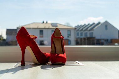 Kızıl kadınlar pencerenin önünde yerde pompalıyorlar. Yüksek kalite fotoğraf