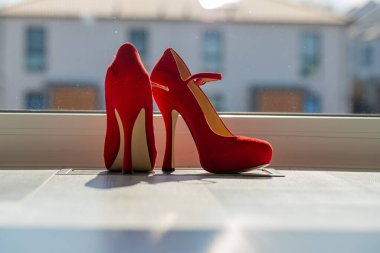 Kızıl kadınlar pencerenin önünde yerde pompalıyorlar. Yüksek kalite fotoğraf