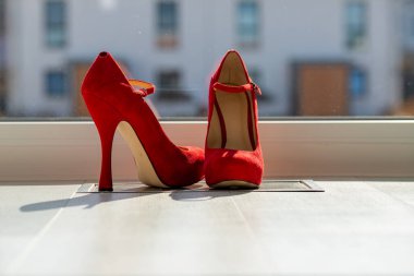 Kızıl kadınlar pencerenin önünde yerde pompalıyorlar. Yüksek kalite fotoğraf