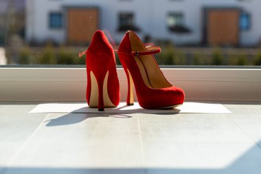 Kızıl kadınlar pencerenin önünde yerde pompalıyorlar. Yüksek kalite fotoğraf