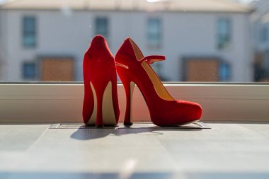 Kızıl kadınlar pencerenin önünde yerde pompalıyorlar. Yüksek kalite fotoğraf