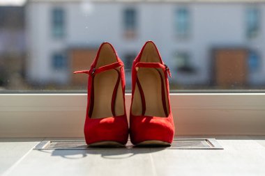 Kızıl kadınlar pencerenin önünde yerde pompalıyorlar. Yüksek kalite fotoğraf