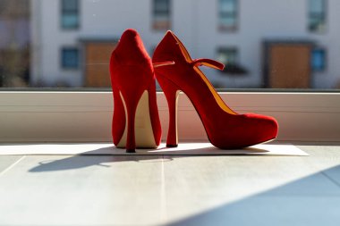 Kızıl kadınlar pencerenin önünde yerde pompalıyorlar. Yüksek kalite fotoğraf