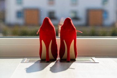 Kızıl kadınlar pencerenin önünde yerde pompalıyorlar. Yüksek kalite fotoğraf