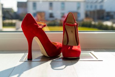 Kızıl kadınlar pencerenin önünde yerde pompalıyorlar. Yüksek kalite fotoğraf