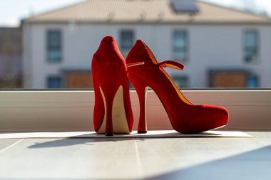 Kızıl kadınlar pencerenin önünde yerde pompalıyorlar. Yüksek kalite fotoğraf