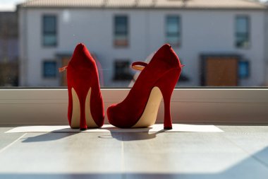 Kızıl kadınlar pencerenin önünde yerde pompalıyorlar. Yüksek kalite fotoğraf