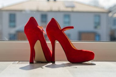 Kızıl kadınlar pencerenin önünde yerde pompalıyorlar. Yüksek kalite fotoğraf