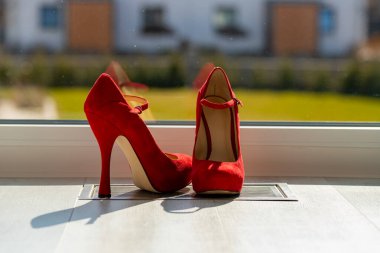 Kızıl kadınlar pencerenin önünde yerde pompalıyorlar. Yüksek kalite fotoğraf