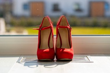 Kızıl kadınlar pencerenin önünde yerde pompalıyorlar. Yüksek kalite fotoğraf