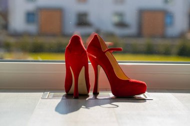 Kızıl kadınlar pencerenin önünde yerde pompalıyorlar. Yüksek kalite fotoğraf