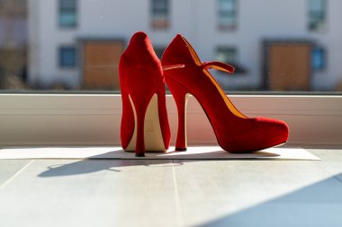 Kızıl kadınlar pencerenin önünde yerde pompalıyorlar. Yüksek kalite fotoğraf