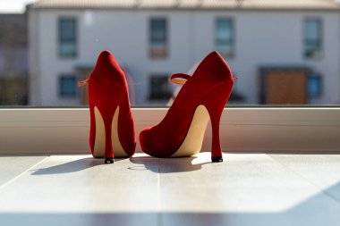 Kızıl kadınlar pencerenin önünde yerde pompalıyorlar. Yüksek kalite fotoğraf