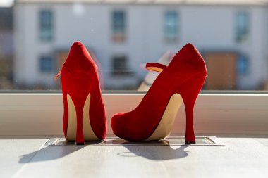 Kızıl kadınlar pencerenin önünde yerde pompalıyorlar. Yüksek kalite fotoğraf