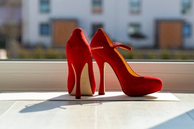 Kızıl kadınlar pencerenin önünde yerde pompalıyorlar. Yüksek kalite fotoğraf