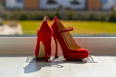 Kızıl kadınlar pencerenin önünde yerde pompalıyorlar. Yüksek kalite fotoğraf