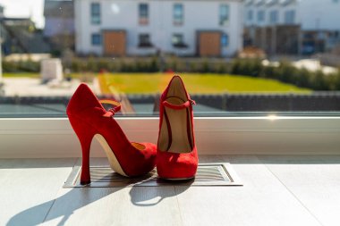 Kızıl kadınlar pencerenin önünde yerde pompalıyorlar. Yüksek kalite fotoğraf