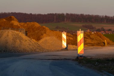 Kış mevsiminde toprak ve kanal işleriyle birlikte inşaat alanı. Yüksek kalite fotoğraf