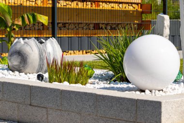 Mermer Taş Yataklı Granit Duvar, Beyaz Balo Lambası Çimenleri ve Mermer Çeşmeli. Yüksek kalite fotoğraf