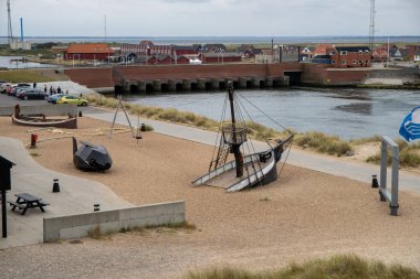 Limandaki çocuk parkında tırmanma iskelesi olarak bir tekne var. Yüksek kalite fotoğraf