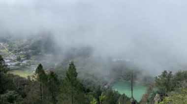 Doğa manzarası çok güzel. Caminata por el bosque, sendero doğal. Mirador con neblina 