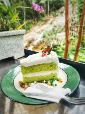 Lezzetli kekler şelalenin sesini dinliyor.