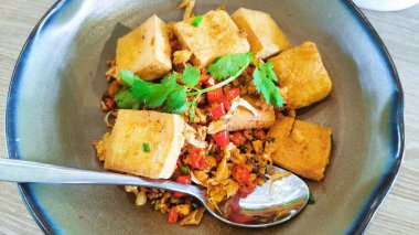 Kızarmış tofuyu tuzlu ve acılı güney yemeğiyle karıştır Phuket Tayland