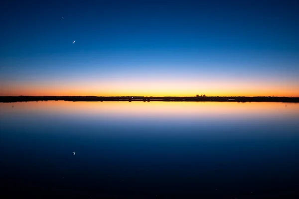 Sanlucar de Barrameda bataklıklarında gün batımı, Donana Milli Parkı arka planda..