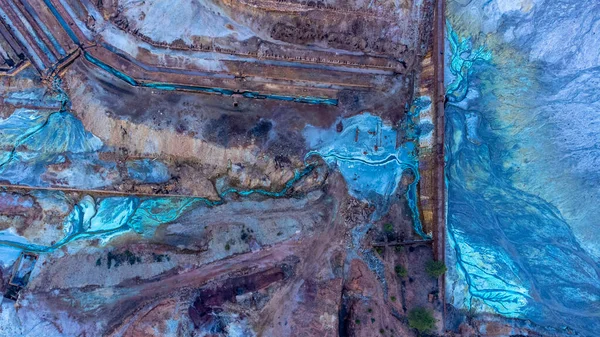 Rio Tinto kırmızısı, mavi ve sarı