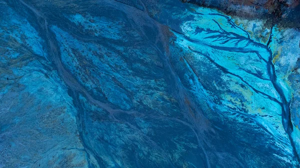 Rio Tinto kırmızısı, mavi ve sarı