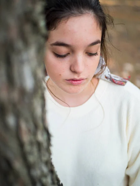 Kırsalda güzel bir gün geçiren genç bir kadın.