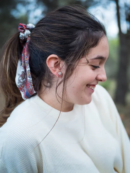 Kırsalda güzel bir gün geçiren genç bir kadın.