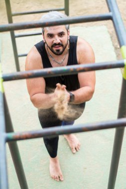 Forma girmek için öğleden sonra doğa eğitimi.