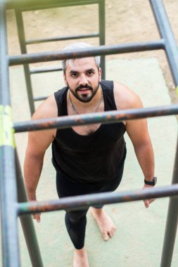 Forma girmek için öğleden sonra doğa eğitimi.