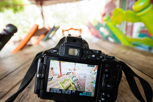 kamera renkli sandalyeli masaları fotoğraflıyor.