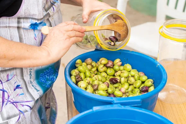 Zeytinleri daha sonra masada eğlenmek için hazırlıyorum.