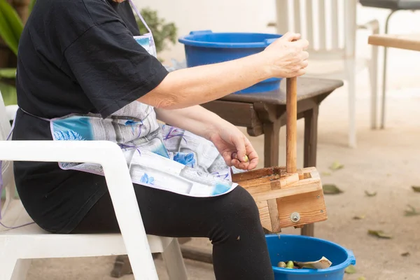 Zeytinleri daha sonra masada eğlenmek için hazırlıyorum.
