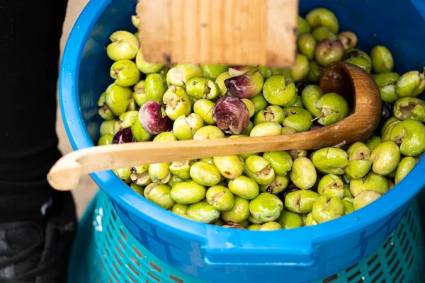 Zeytinleri daha sonra masada eğlenmek için hazırlıyorum.