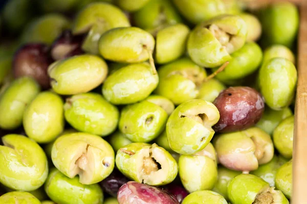 Zeytinleri daha sonra masada eğlenmek için hazırlıyorum.