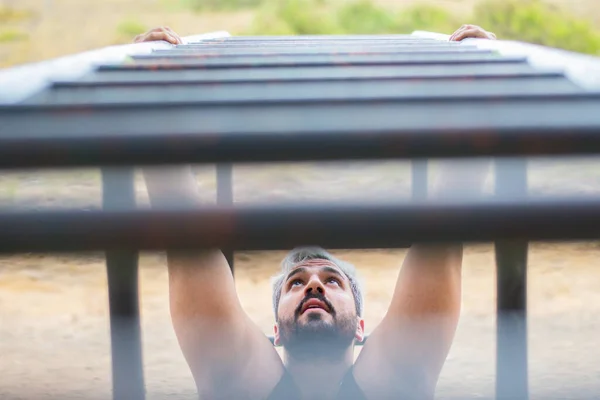 Forma girmek için öğleden sonra doğa eğitimi.