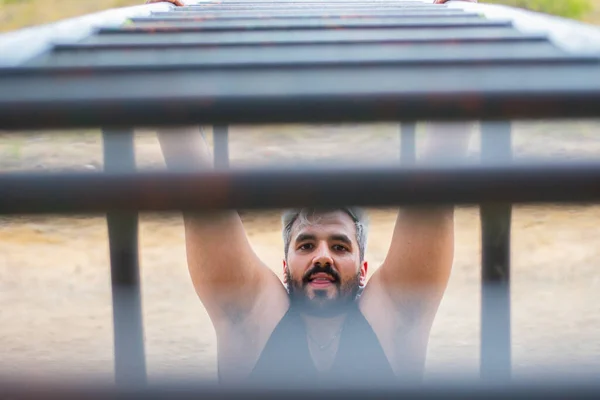 Forma girmek için öğleden sonra doğa eğitimi.