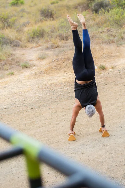 Forma girmek için öğleden sonra doğa eğitimi.