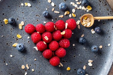 raspberries, blueberries and cereals, the basis for a tasty healthy dessert