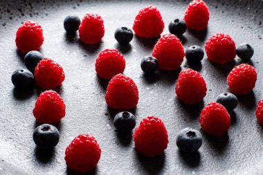raspberries, blueberries and cereals, the basis for a tasty healthy dessert