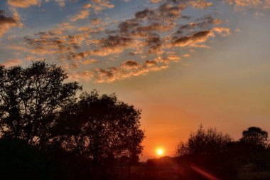 Gün batımında göletin üzerinde güzel kırsal alan