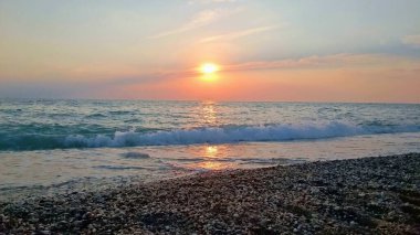 Bulutların üzerinde güzel bir gün batımı