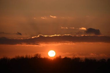 Gün batımında göletin üzerinde güzel kırsal alan