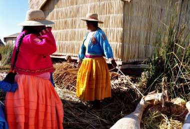 Taquile Adası, Peru - 19 Haziran 2015: Taquile Adası 'ndan Peruluların kırsal yaşamı