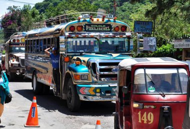 Guatemala - 24 Haziran 2014: Guatemala 'daki topluluklar arasında mal ve insanları taşıyan renkli, modifiye edilmiş ve dekore edilmiş otobüsler.