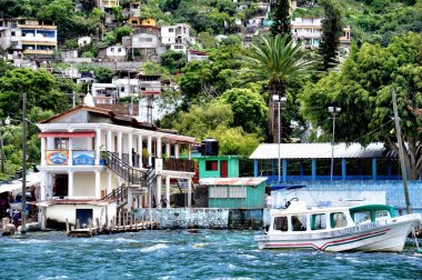 Atitlan Gölü 'ndeki San Antonio Palopo bir tekneden görüldü..